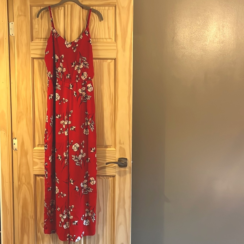 Skies are Blue ladies red flowered jumpsuit. Never been worn!